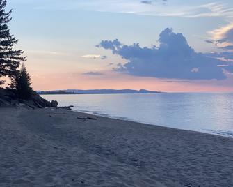 Beautiful Home in Ontonagon - 2 blocks from Lake Superior - Ontonagon - Playa
