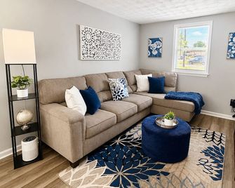 Cozy Private Cottage, Wifi, Pet Friendly & Perfect for Extended Stays! - Portsmouth - Living room
