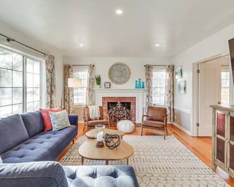 Less Than 1 Mi to Midtown Pet-Friendly Home in Reno! - Reno - Sala de estar