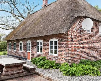 4 person holiday home in Bredebro-By Traum - Husum-Ballum - Edificio