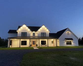 Farmhouse Secrets - Pine Grove - Building