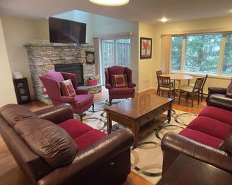 4br Townhouse Minutes To Windham & Hunter free Shuttle To Windham Mnt Ski Season - Hensonville - Sala de estar