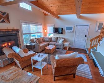 Cottage-themed 3BR getaway at Giants Ridge - Biwabik - Living room