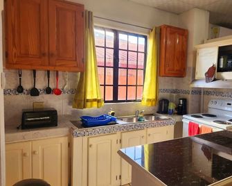 Stewart Suite Apt -Trincity, Airport, Full Apt - Trincity - Cocina