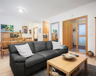 Cozy 3 bedroom house near the Blue lagoon - Keflavik - Living room