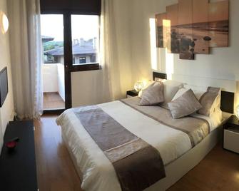 Modern Penthouse with views over Golf Course & Pool, FREE WIFI. 10min from beach - Loulé - Chambre