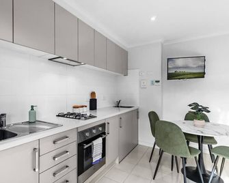2b1b Adelaide Base Near Westfield - Oaklands Park - Cocina