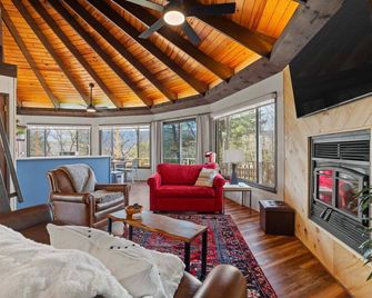 Available Thanksgiving-firepit/Hikes/5 Wineries - Basye - Living room