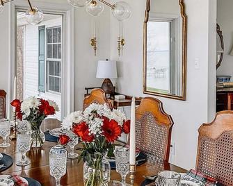 Charming Rappahannock Waterfront Cottage Pool, Fireplace, Kayaks - Irvington