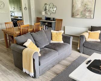 Welcome to 'ThatOne' our Cotswold Lakeside holiday home. - Cirencester - Sala de estar
