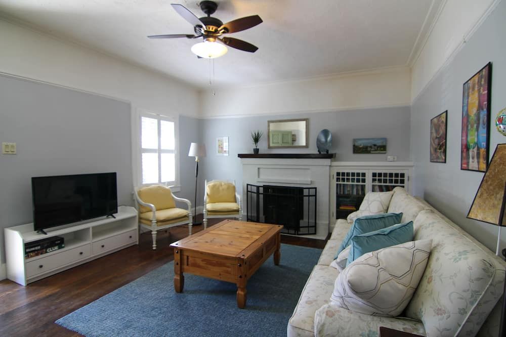 Charming Two Room Bungalow with Patio and Backyard Near Downtown - סקרמנטו - סלון