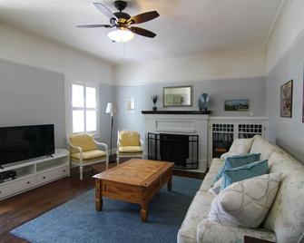 Charming Two Room Bungalow with Patio and Backyard Near Downtown - Sacramento - Vardagsrum