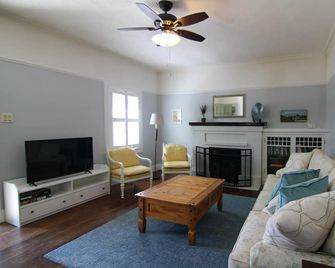 Charming Two Room Bungalow with Patio and Backyard Near Downtown - Sacramento - Pokój dzienny