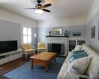 Charming Two Room Bungalow with Patio and Backyard Near Downtown - סקרמנטו - סלון