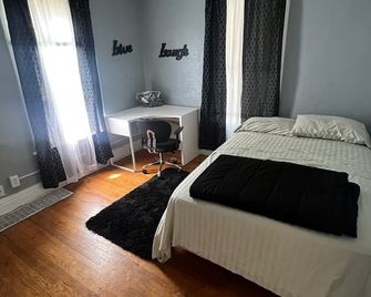 Charming 2-bedroom apartment in marvelous Blue Island with WiFi - Blue Island - Bedroom