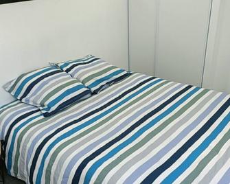 Appartement dans maison atypique - Montrond-les-Bains - Chambre