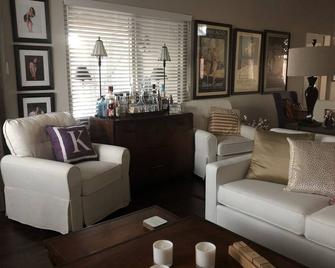 Gorgeous, Relaxing & FUN Entire House near Beach, Lake, and Kemah Waterfront - Houston - Wohnzimmer