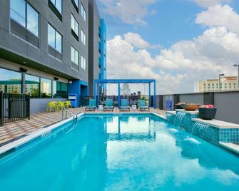 Tru by Hilton San Antonio at the Rim - San Antonio - Pool