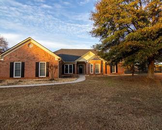 Well-appointed Home in Quiet Neighborhood - Hampton - Building