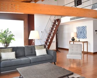 Architect-Designed Loft in a Historic Hilltop Neighborhood - Lisboa - Sala de estar