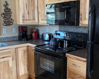 Cozy Creekside Cabin - Red Lodge - Kitchen
