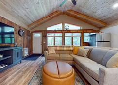 Cozy North Conway Cabin - Conway - Living room