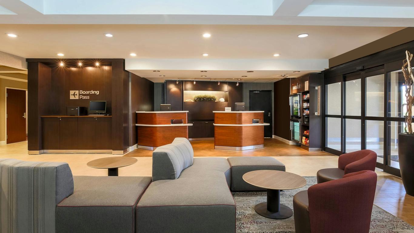 كورتيارد من ماريوت، مطار مونرو