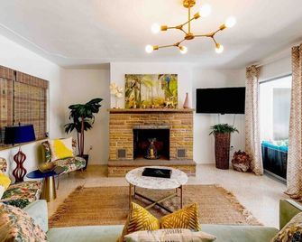 Fantastic Island House 1 mile to the beach with heated pool - Sarasota - Wohnzimmer