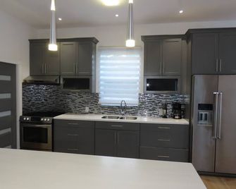 The White House Tci Guest House - Providenciales - Kitchen