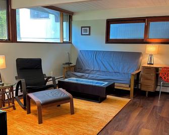 Stay in an historic 1966 deckhouse close to downtown and trails - Waterville