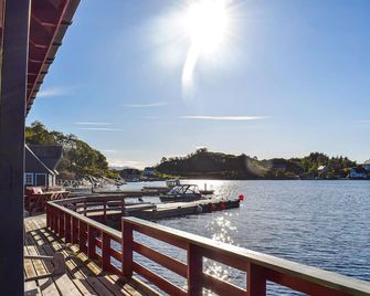 Awesome home in Tansøy - Florø - Balkón