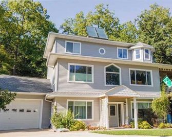 Cozy Riverview Retreat - Decorah - Будівля