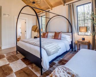 Among the Oaks: Newly built Luxury home with game room, wooded setting overlooking Seneca lake - Dundee - Habitación