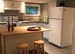 Renovated, Spacious And Bright North Shore Garden Oasis - North Vancouver - Küche
