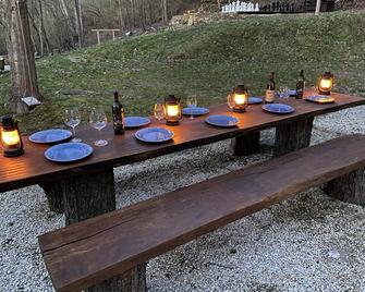 Grafton Getaway-Cabin On 2 Wooded Acres Just 1/2 Mile From Main Street - Grafton - Restaurant