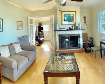 Cozy and modern renovated Bayfront home with private pier and amazing views - Deale - Sala de estar