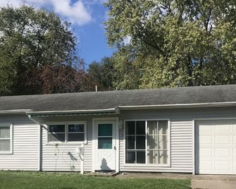 Peaceful Slumber/Free Parking and Wi-Fi - Urbana - Building