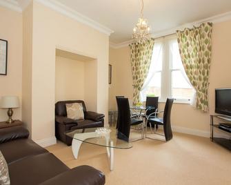 Sherborne House, City Centre Victorian Apartments - Basingstoke - Living room