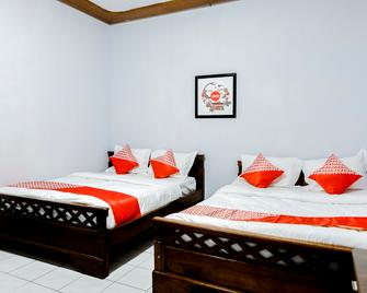 Hotel Palem 1 Syariah Redpartner - Malang - Schlafzimmer