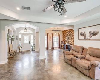 5 Mi to Belton Lake: Peaceful Home w/ Hot Tub - Belton