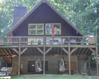 Discover serenity near Lake Barkley, your perfect 3-bedroom retreat in Eddyville - Eddyville - Building