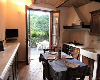house \/ villa - 2 rooms - 4 persons House with garden - Castelnuovo della Misericordia - Comedor