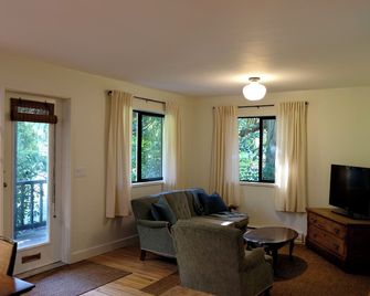 Private cottage in the heart of the creek - 5 min walk to beach & Gumboot cafe! - Roberts Creek - Living room