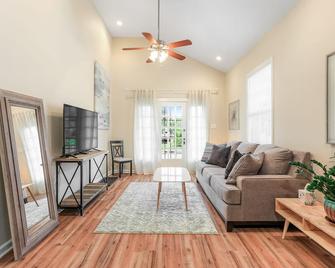 Newly Renovated Light and Bright \'Shotgun Double\' - Nueva Orleans - Sala de estar