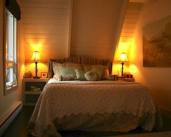 Chez Nicole Bed And Breakfast - Kelowna - Bedroom