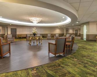 Clarion Hotel & Conference Centre - Sherwood Park - Lobby