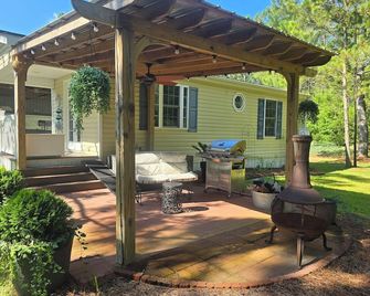 Lovely cottage on Horse Farm 25 MILES to Beach with AC in charming Burgaw - Burgaw - Patio
