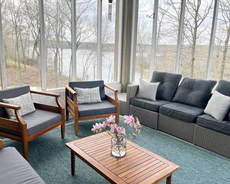 Waterfront Haven on Lake Tuscaloosa w/Deck & Dock - Northport - Living room