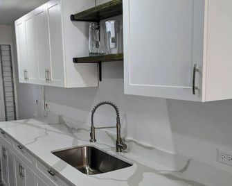 Quiet 3 bedroom 3 bath in the middle of the city - Half Way Tree - Kitchen