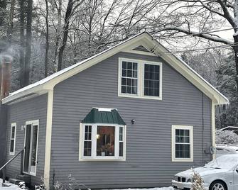 Lovely Vermont Cabin on a quiet street - Windsor - Building